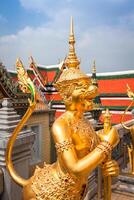 dourado ângulo às wat phra Kaeo, têmpora do a esmeralda Buda e a casa do a tailandês rei. wat phra Kaeo é 1 do Banguecoque a maioria famoso turista sites e isto estava construído dentro 1782 às Bangkok, tailândia. foto