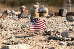 isto lindo americano bandeira estava dentro isto areia monumento este estava criada em a de praia. Eu Amado a Veja do isto sopro dentro a vento com todos a pedras empilhado acima por aí isto. pareceu muito patriótico. foto