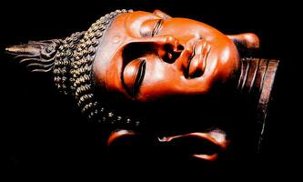 uma fechar acima do uma Buda estátua com Está olhos fechadas foto