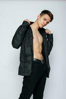 jovem muscular homem dentro uma Preto jeans foto