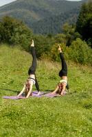 ginástica mulheres dentro triângulo pose enquanto praticando ioga às uma parque. foto