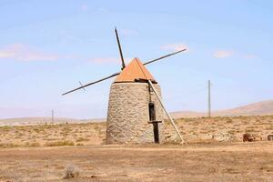 a velho moinho de vento dentro a deserto foto