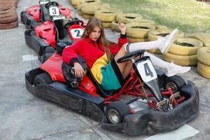 feliz morena mulheres ganhando a karting corrida. foto