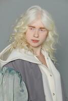 lindo albino menina com branco pele, natural lábios e branco cabelo foto
