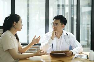 médico falando para uma paciente às médico clínica. foto