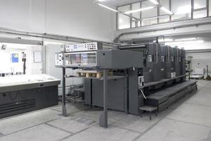 duas, quatro e cinco unidades de máquinas de impressão offset foto