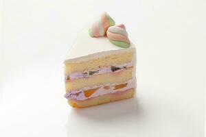 fatia do esponja bolo com mascarpone creme, frutas e marshmallow foto
