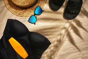 verão fundo com Palha chapéu, oculos de sol, protetor solar garrafa e giro flops foto