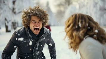 casal rindo dentro bola de neve luta inverno parque fundo com esvaziar espaço para texto foto