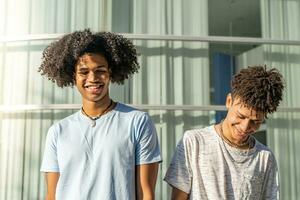 jovem bonito Preto africano americano amigos sorridente ao ar livre dentro a campus durante uma ensolarado dia. foto