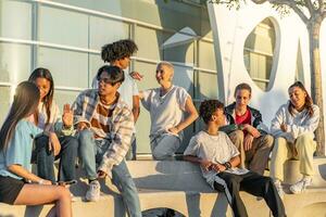 grande grupo do feliz Adolescência amigos falando dentro uma Banco dentro a rua do a aluna campus. foto