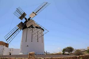 uma moinho de vento dentro a Vila do pessoa foto