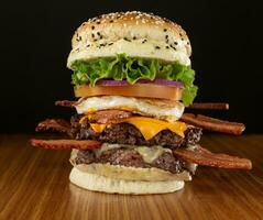 queijo hamburguer - americano queijo hamburguer com dourado francês fritas e fresco legumes foto