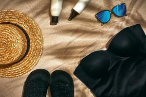 verão fundo com Palha chapéu, oculos de sol, protetor solar garrafa e giro flops foto