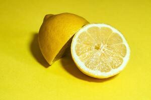 limão em uma amarelo fundo. a conceito do saudável comendo. foto