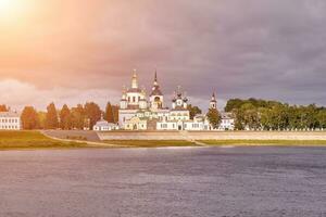 uma pequeno Igreja e a Sino torre em a bancos do a rio, Rússia foto