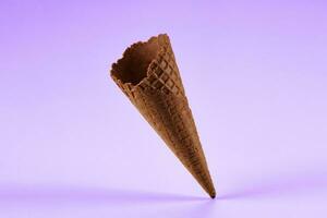 vazio, doce, chocolate bolacha cone para gelo creme isolado em branco. conceito do comida, guloseimas. brincar, modelo para publicidade e Projeto. fechar acima foto