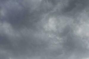 fechar acima do cinzento chuva nuvens dentro uma céu foto