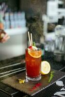 alcoólico coquetel beber em a Barra contador dentro uma restaurante. foto