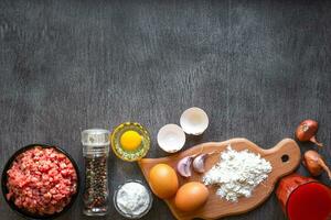 composição do cru carne com legumes e especiaria em de madeira fundo foto