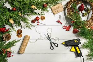 quão para faço Natal porta guirlanda. a trabalhando processo. a decorador ambiente de trabalho. topo Visão foto