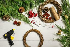 quão para faço Natal porta guirlanda. a trabalhando processo. a decorador ambiente de trabalho. topo Visão foto