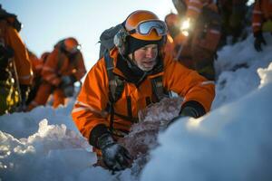 alpino socorristas executar maca prática dentro gelado desafiador montanha terreno foto