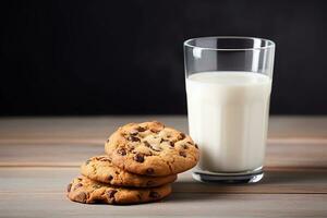 pilha do chocolate lasca biscoitos e vidro do leite em a mesa em Sombrio fundo com cópia de espaço. ai gerado. foto
