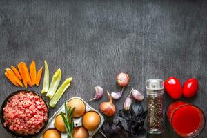 composição do cru carne com legumes e especiaria em de madeira fundo foto