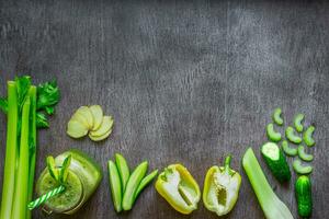 verde vegetal batido com salsão, gengibre e pepino foto