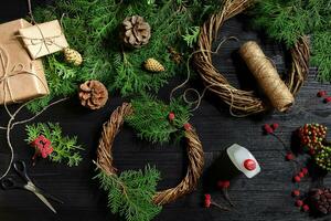 fabricante do Natal decoração com seus próprio mãos. Natal guirlanda para a feriado. a Novo ano celebração. topo Visão foto