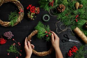 fabricante do Natal decoração com seus próprio mãos. Natal guirlanda para a feriado. a Novo ano celebração. topo Visão foto