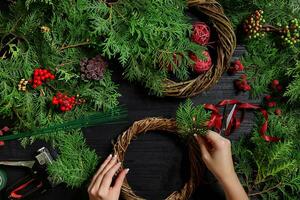 fabricante do Natal decoração com seus próprio mãos. Natal guirlanda para a feriado. a Novo ano celebração. topo Visão foto