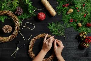 fabricante do Natal decoração com seus próprio mãos. Natal guirlanda para a feriado. a Novo ano celebração. topo Visão foto