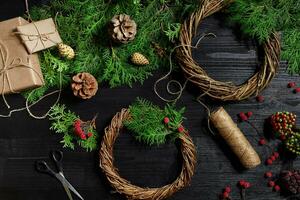 fabricante do Natal decoração com seus próprio mãos. Natal guirlanda para a feriado. a Novo ano celebração. topo Visão foto