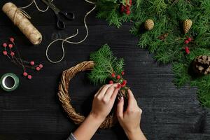 fabricante do Natal decoração com seus próprio mãos. Natal guirlanda para a feriado. a Novo ano celebração. topo Visão foto