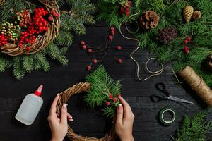 fabricante do Natal decoração com seus próprio mãos. Natal guirlanda para a feriado. a Novo ano celebração. topo Visão foto