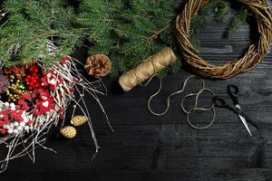 fabricante do Natal decoração com seus próprio mãos. Natal guirlanda para a feriado. a Novo ano celebração. topo Visão foto