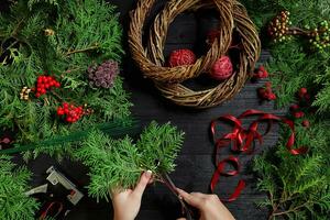 fabricante do Natal decoração com seus próprio mãos. Natal guirlanda para a feriado. a Novo ano celebração. topo Visão foto