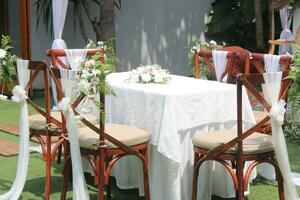 Casamento altar e linha do Castanho e branco cadeiras tiro às baixo ângulo preparado em a lindo parque ou jardim foto