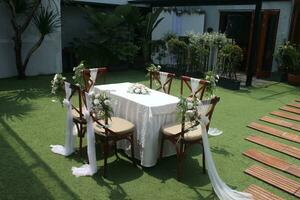 Casamento altar e linha do Castanho e branco cadeiras tiro às baixo ângulo preparado em a lindo parque ou jardim foto