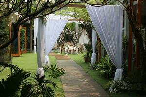 Casamento altar e linha do Castanho e branco cadeiras tiro às baixo ângulo preparado em a lindo parque ou jardim foto