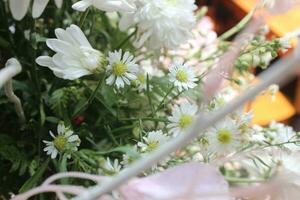 a Casamento cerimônia dentro a aberto ar do fresco flores, com velas. □ Gentil e lindo Casamento decoração para recém-casados foto