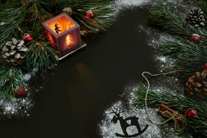 Natal, Natal árvore, vela, neve, cones e canela Gravetos em Preto fundo foto