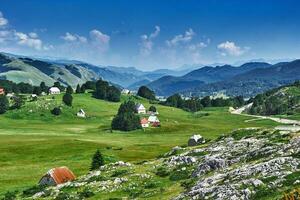 Visão em grampo estrada para risan. Montenegro. foto