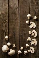 fatiado cogumelo cogumelos em ardósia e de madeira contador topo fundo foto