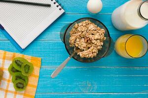 saudável café da manhã com tigela do caseiro aveia com frutas, com ovo e laranja suco sobre rústico de madeira fundo. foto