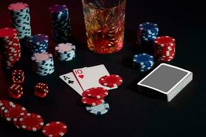 cartões do pôquer jogador. em a mesa estão salgadinhos e uma vidro do coquetel com uísque. combinação do cartões foto