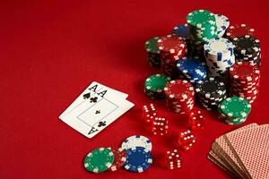 pôquer salgadinhos e ases em vermelho fundo. grupo do diferente pôquer salgadinhos. cassino fundo. foto