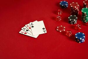 pôquer cartões e jogos de azar salgadinhos em vermelho fundo foto